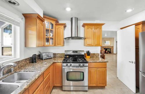 Fullerton House | Large Family Home - Only 20 mins from Disneyland