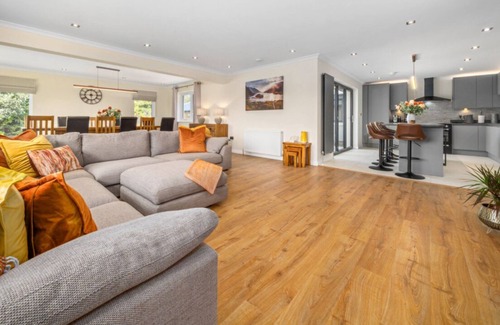 Glasgow House | Large Family Home with Hot Tub/Jacuzzi, Log Burner