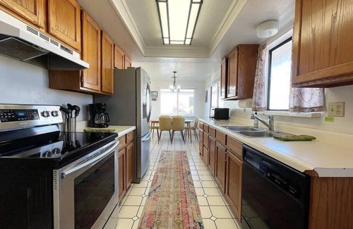 Kanab House | Large family home with big backyard! Near Zion National Park! Sleeps 10!