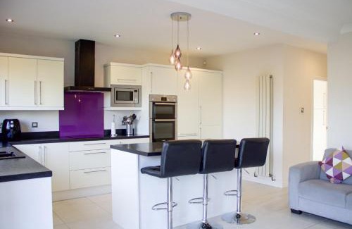 Pool-in-Wharfedale House | Large Family Home with Free Parking