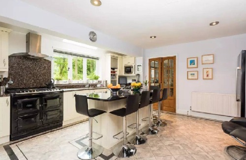 Ford House | Large family home with 1.3 acre gardens & dog friendly!