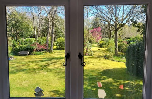 Ford House | Large family home with 1.3 acre gardens & dog friendly!