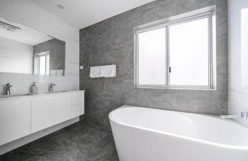 Campbelltown House | Large Family Home with plenty of amenities