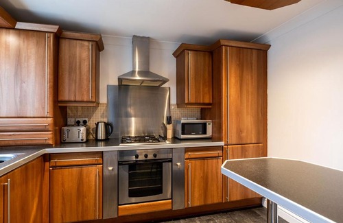 Armthorpe Apartment | Large Family Property & Central Location & Free Parking