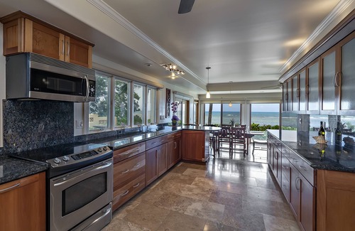Mokuleia House | Large Family Retreat on Calm Swimming Beach, A/C