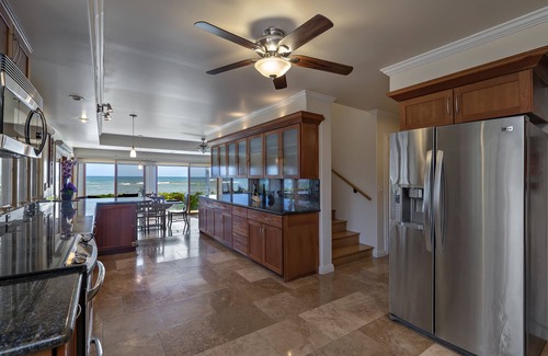 Mokuleia House | Large Family Retreat on Calm Swimming Beach, A/C