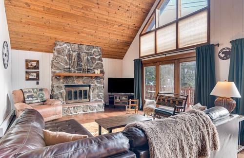 Evergreen West Central House | Large Family Retreat in Evergreen: Hot Tub & Deck!