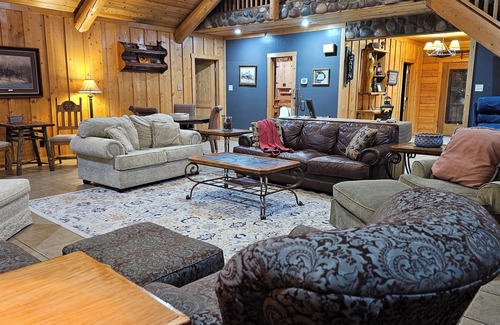 Canton House | Large Family ~ Reunions ~ Retreats ~ First Monday ~ Pool ~ Pet Friendly !