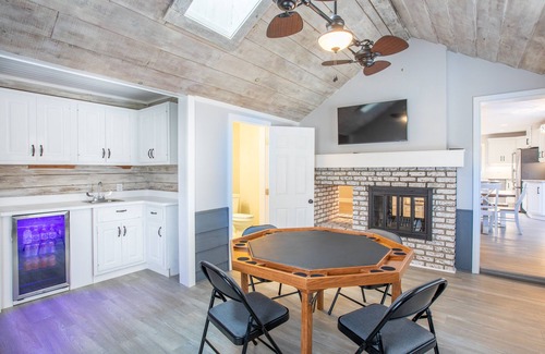 Zionsville Other | Large Farmhouse w/Hot Tub - Close to it All