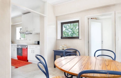 Aldoar Apartment | Large flat w/Sea view + Car Parking - Flowerstreet54 Flats