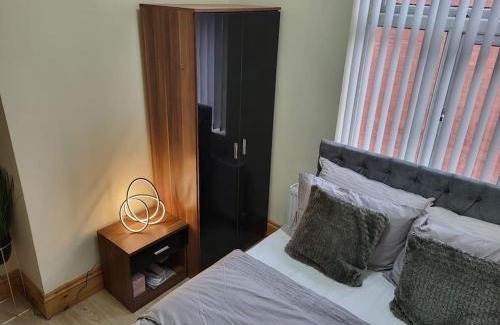 Cheetham Hill House | Large four bedroom house in manchester near centre