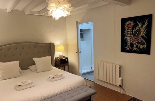 Soyaux House | Large gîte, large fenced garden, BBQ, shared swimming pool