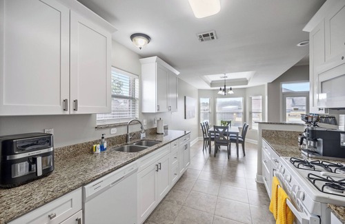 Hammond House | Large Game Room Pool Table 3 King Beds Large Pool