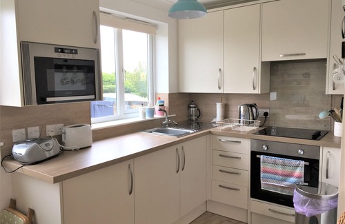 Helsey House | Large garden, dogs welcome,10 Minutes to Beach, EV charger, solar power, wifi.