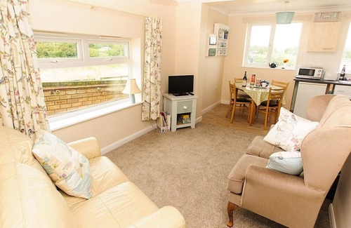 Helsey House | Large garden, dogs welcome,10 Minutes to Beach, EV charger, solar power, wifi.