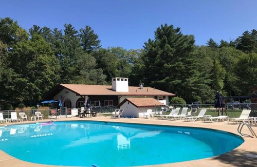 Jackson Ski Chalet | Large Glen chalet near Storyland in the White Mountains, club pool available