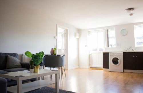 Loughborough Apartment | Large Ground Floor Pet Friendly 2 Bedroom Apartment with FREE Parking