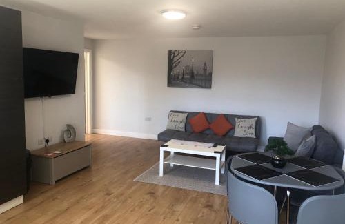 Loughborough Apartment | Large Ground Floor Pet Friendly 2 Bedroom Apartment with FREE Parking