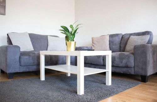 Loughborough Apartment | Large Ground Floor Pet Friendly 2 Bedroom Apartment with FREE Parking