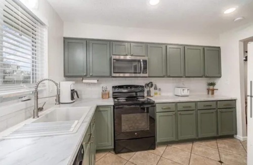 Bay City House | Large Group, Family, Bachelorette Parties Handicap,Dow Staff, Traveling Medical
