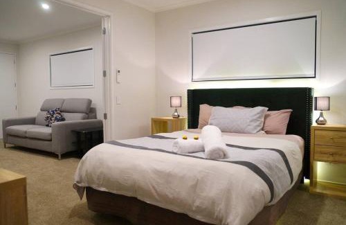 Greymouth House | Large Group Greymouth accommodation 2 houses with 7 bedrooms 6 queens 6 single beds 5 bathrooms 5 toilets