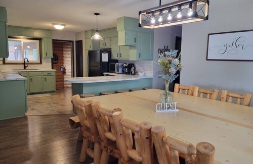 New London House | LARGE Group Lake Home-Enjoy and relax year round
