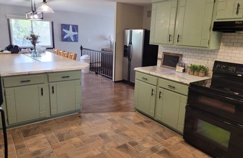 New London House | LARGE Group Lake Home-Enjoy and relax year round