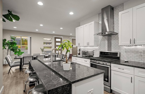 West Spokane House | Large Group Retreat: Private Gym, Large Dining Area, Central Location
