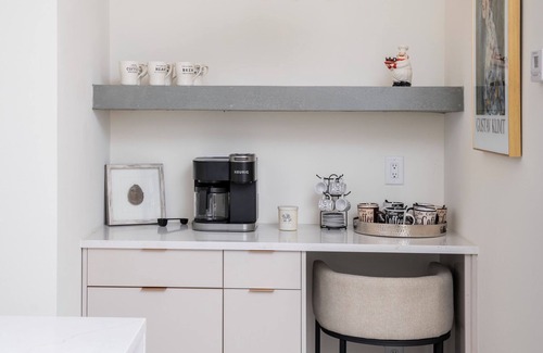 Katie Hill Neighborhood House | Large Groups - Rooftop Pools - Sleeps 24