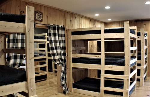 Southcrest Cabin | Large Groups - sleeps up to 24 -group ski rentals & lift tickets available