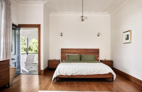 Te Karaka Ski Chalet | Large Historic Homestead