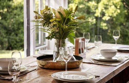Te Karaka Ski Chalet | Large Historic Homestead