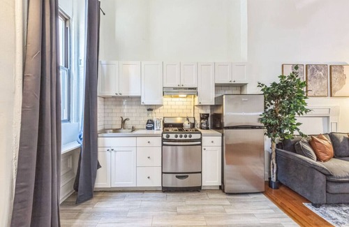 Center City West Apartment | Large Historical Center City 1/1 | Sleeps 4