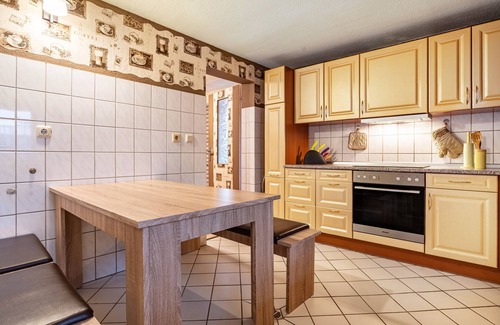 Trollenhagen Apartment | Large Holiday Apartment with Garden, Private Terrace and Wi-Fi in the Basement