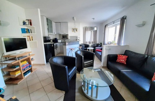 Zweifelscheid House | Large Holiday Home 'Engelsdorf' with Private Terrace and Wi-Fi