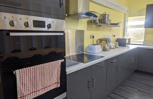 Llanllyfni House | Large holiday home close to sea and mountains in Snowdonia.