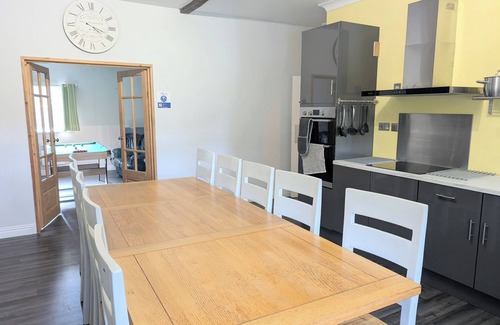 Llanllyfni House | Large holiday home close to sea and mountains in Snowdonia.