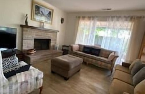 West Mesa House | Large home, 4Bdrms, parking. 1 block Mall, near Park-Ocean steps, 5 min Dwntn SB