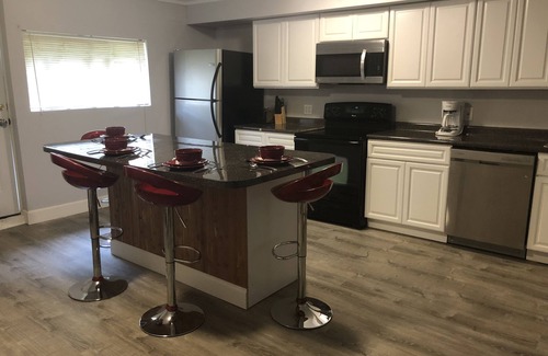 Niagara Falls House | Large Home Accommodates Up To 15 In Niagara USA