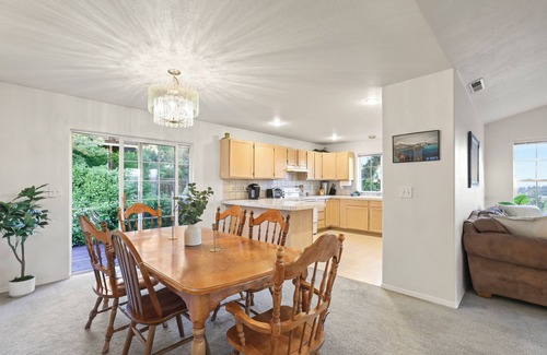 Altamont House | Large home, fantastic location, Close to Oregon Tech OIT & Hospital.