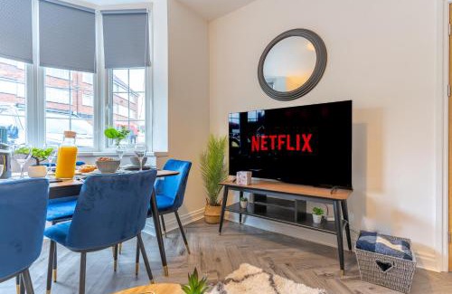 Oldbury Apartment | Large Home for Contractor & Families close to Birmingham City Centre & Attractions & M5