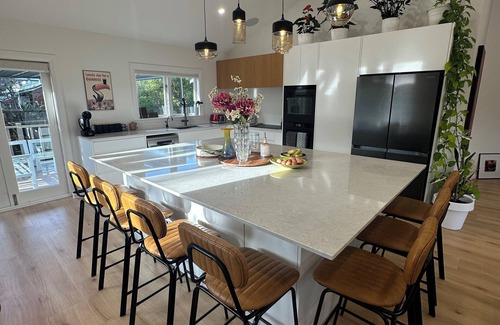 Raumati Beach House | Large home in Raumati Beach ideal for groups or family gatherings.