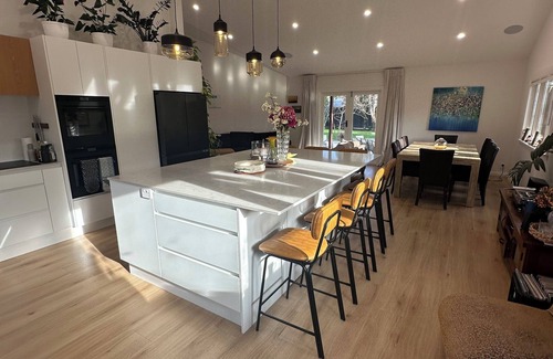 Raumati Beach House | Large home in Raumati Beach ideal for groups or family gatherings.