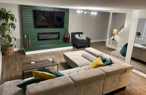 Union City House | Large Home Near Airport and Down Town