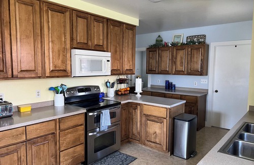 Gardiner House | Large home next to Yellowstone Nat Park with mountain views