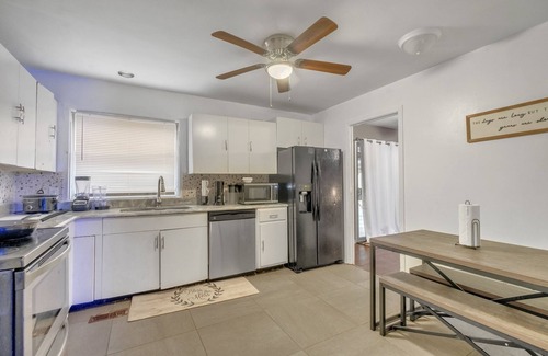 Little Rock House | Large Home Sleeps 11 Adults. Great for Contractors