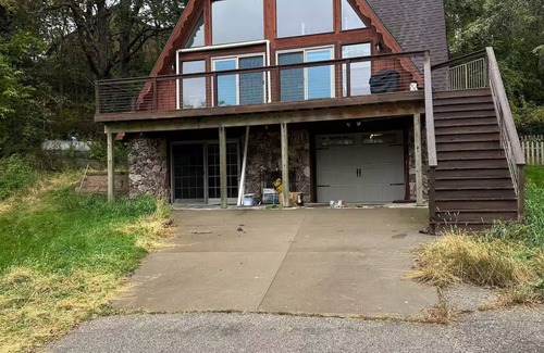 Onalaska House | Large home space minutes from La Crosse