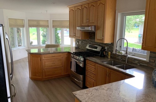 North Algona Wilberforce House | Large Home, Sunsets and Clear Shallow water await