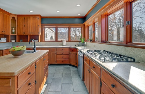 Wisconsin Dells House | Large Home w/Indoor Basketball Court + Game Room!