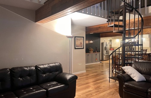 Nauvoo House | Large home with 35+ guests : 10 Minutes from Nauvoo